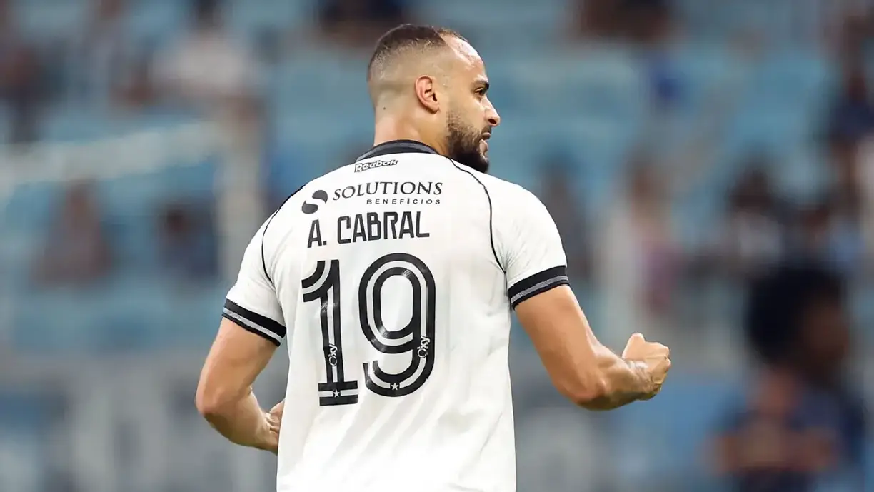 Arthur Cabral é alvo da diretoria do Corinthians e Marcelo Paz atualizou como anda a negociação - Foto: Vítor Silva/Botafogo