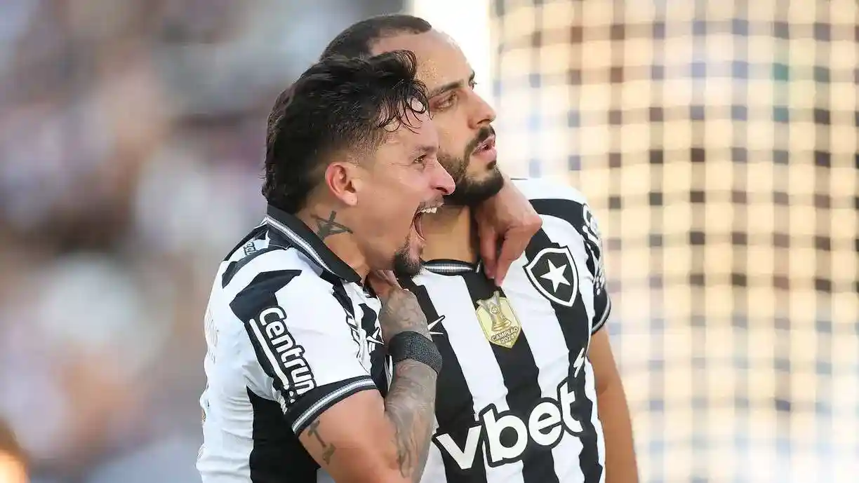 Corinthians e Botafogo estão em conversas para a contratação de atacante em má fase no time carioca - Foto: Vitor Silva/Botafogo FR