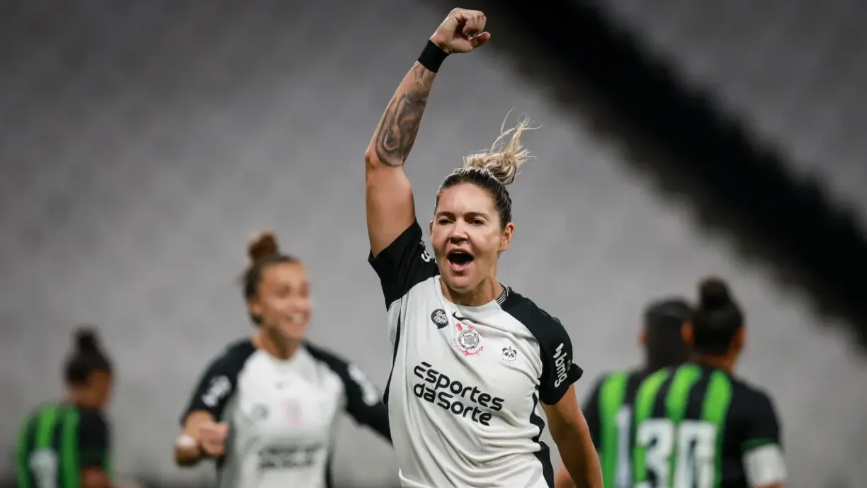 Gabi Zanotti comemora feito ao se tornar a jogadora que mais vestiu a camisa do Timão ao lado de Grazi - Foto: Rodrigo Gazzanel/Agência Corinthians