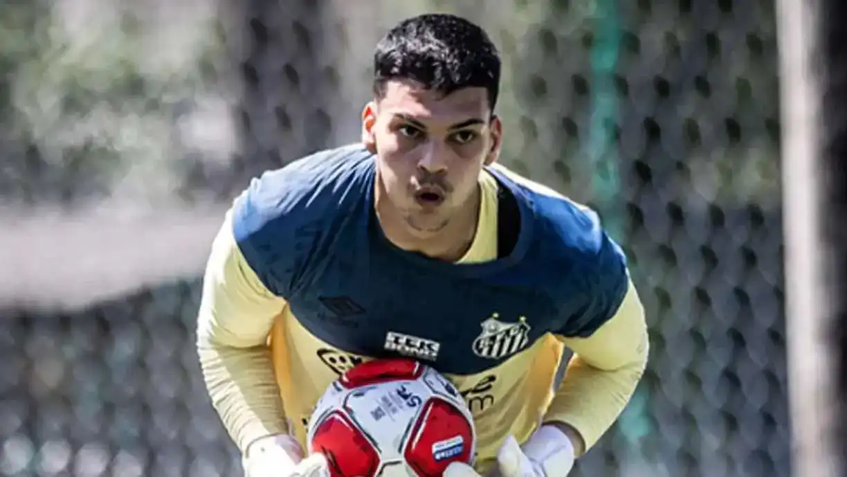Gabriel Brazão comenta sobre relação com Hugo Souza, do Corinthians, onde tinha um bom relacionamento na base - Foto: Raul Baretta/Santos FC