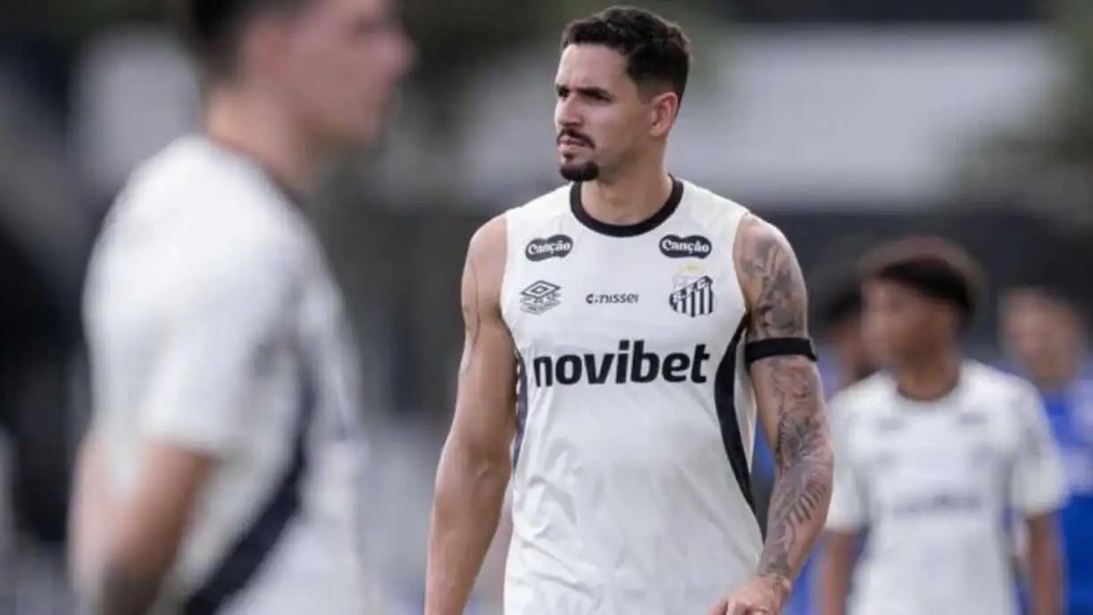 Ex-jogador do Corinthians, Lucas Veríssimo foi apresentado nesta terça, no CT Rei Pelé - Foto: Raul Baretta/Santos FC