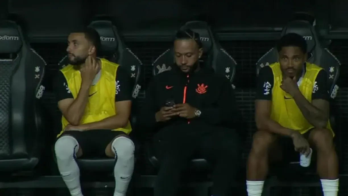 Ex-Corinthians são contrários a atitude de Memphis Depay em empate contra o Flamengo - Foto: Reprodução/Cazé TV