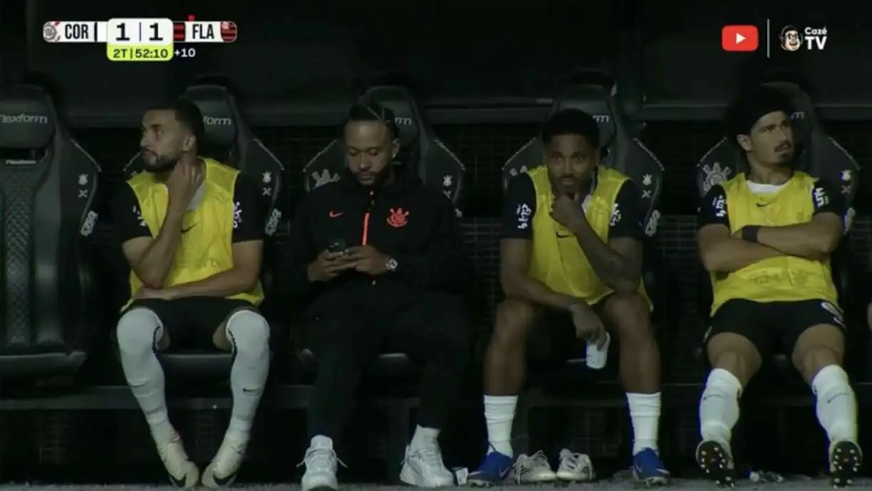 Memphis Depay se comunicou com a federação holandesa durante o duelo entre Corinthians e Flamengo - Foto: Reprodução/Cazé TV