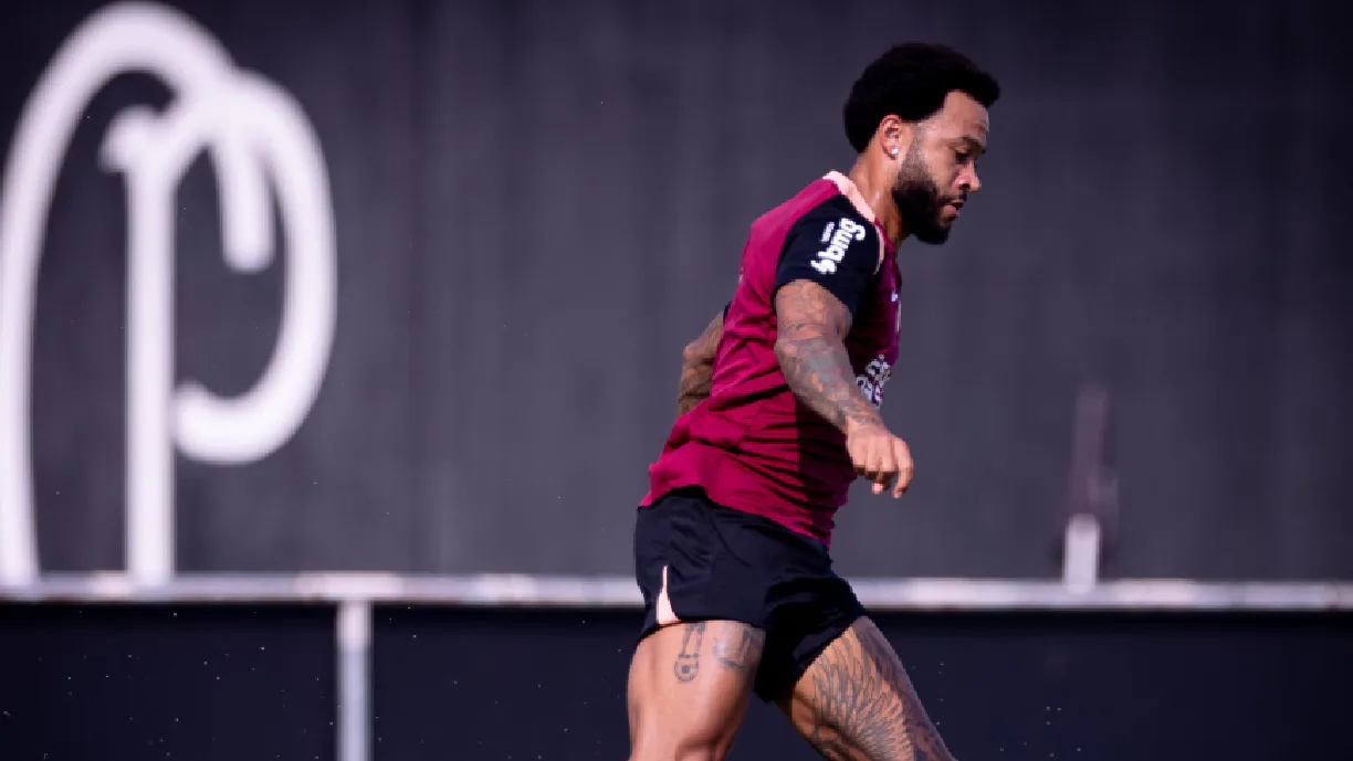 Memphis Depay esteve no treino de preparação final do Timão para pegar o Flamengo -  Foto: Rodrigo Coca/Agência Corinthians