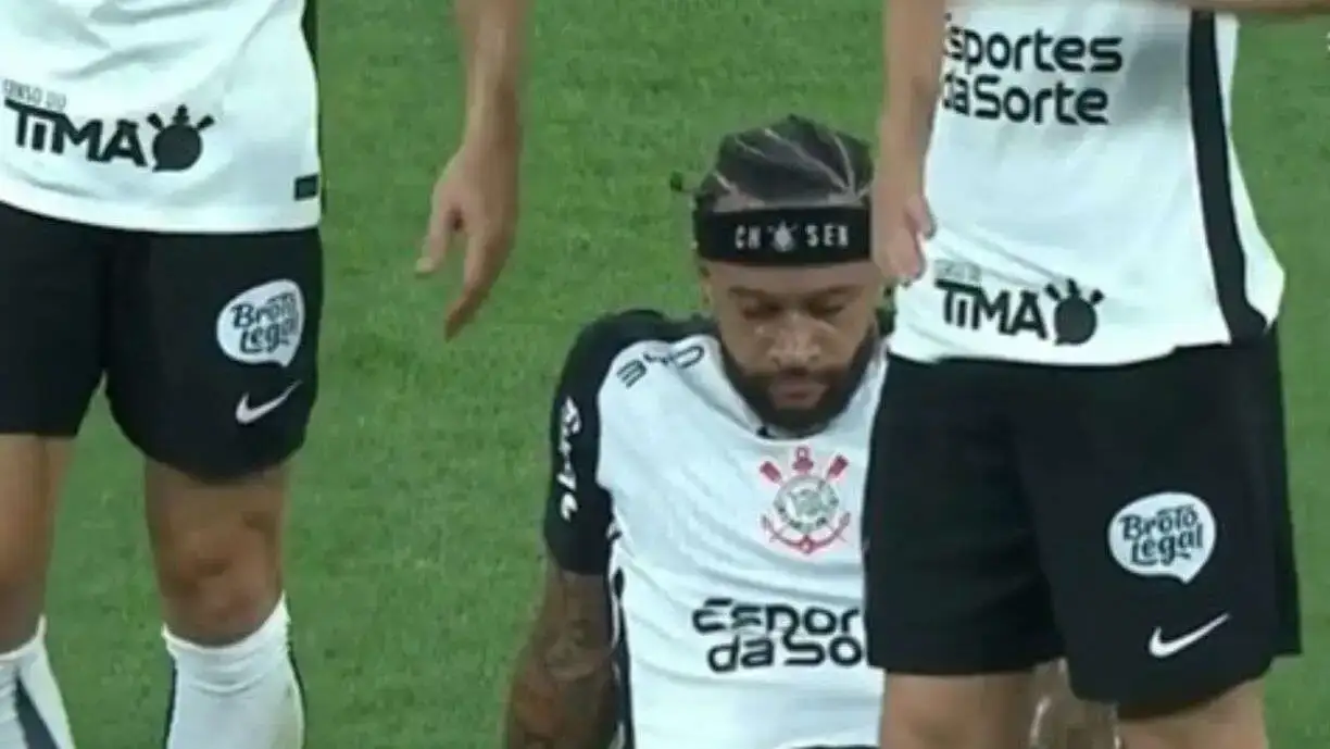 Memphis Depay saiu machucado do clássico das maiores torcidas entre Corinthians e Flamengo - Foto: Reprodução/Premiere FC