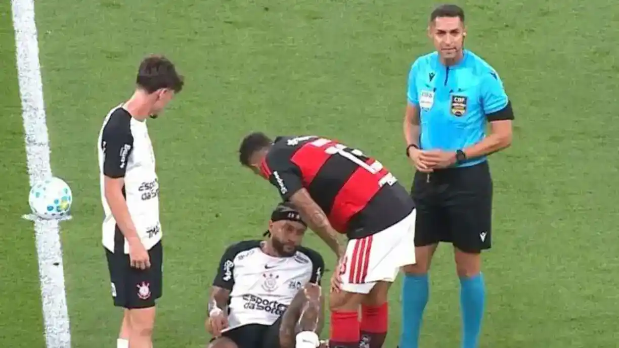 Memphis Depay sentiu um incômodo na coxa ainda na primeira etapa e pode desfalcar o Corinthians - Foto: Reprodução/Premiere FC