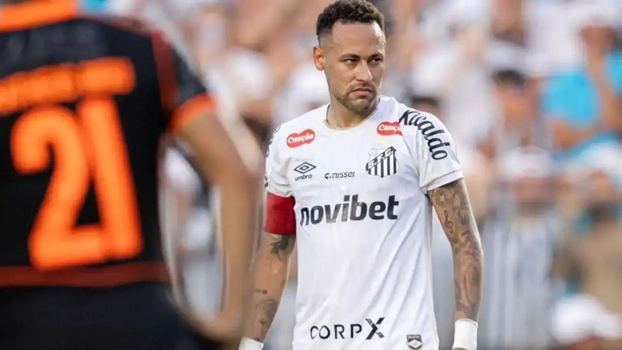 Neymar detona sistema de irrigação da Vila Belmiro, após o empate entre Santos e Corinthians - Foto: Raul Baretta/Santos FC