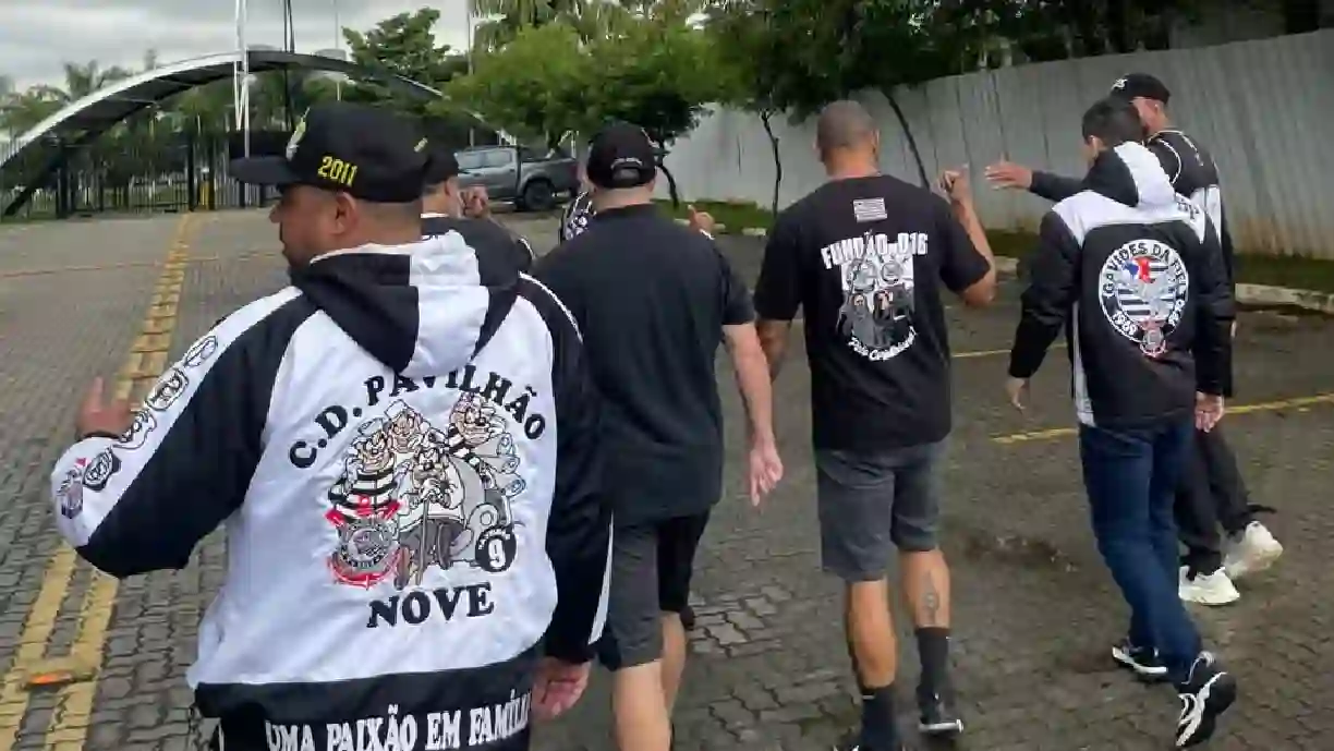 Organizadas do Corinthians compareceram ao CT Joaquim Grava para pedir mais comprometimento de equipe - Foto: Reprodução