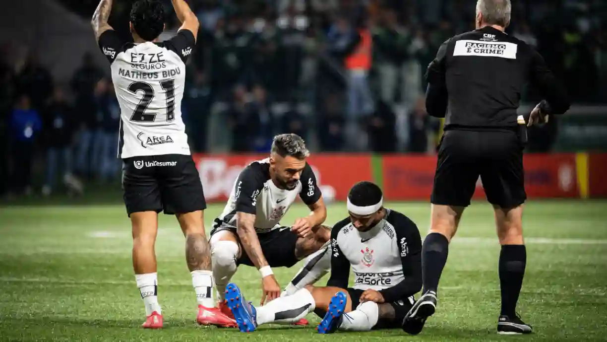  Jogador do Corinthians vai ser desfalque em duelo contra o Fluminense e vira 'problema' para Dorival Júnior - Foto: Rebeca Schumacker