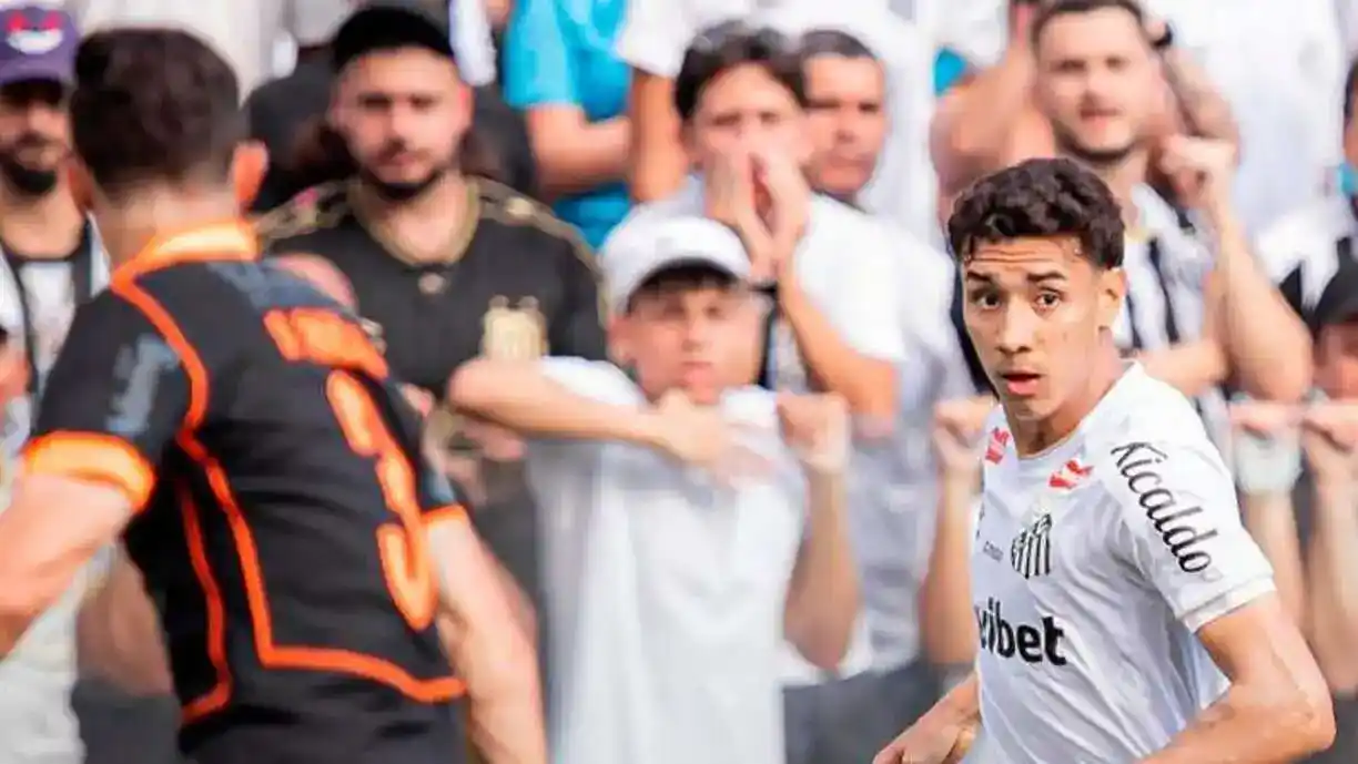 Memphis Depay balança as redes para o Corinthians, Gabriel Barbosa empatou para o Santos - Foto: Divulgação/Santos FC