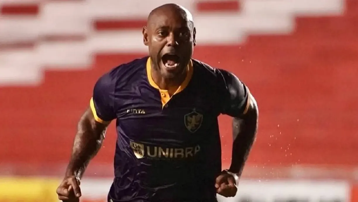 Ex-Corinthians faz gol em despedida dos gramados; Vagner Love agora segue em nova função no Retrô - Foto: Reprodução