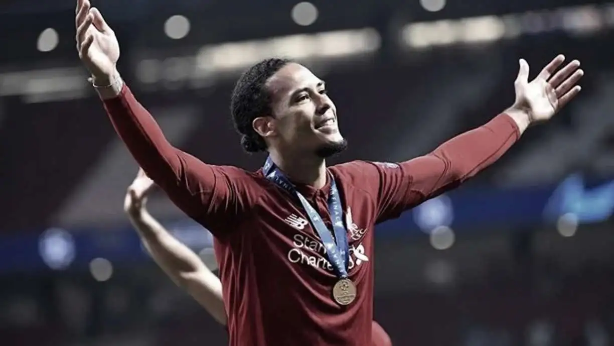 Atleta com passagem pelo Corinthians foi comparado ao zagueiro Van Dijk e a outros craques do Velho Continente na posição - Foto: Reprodução/Liverpool