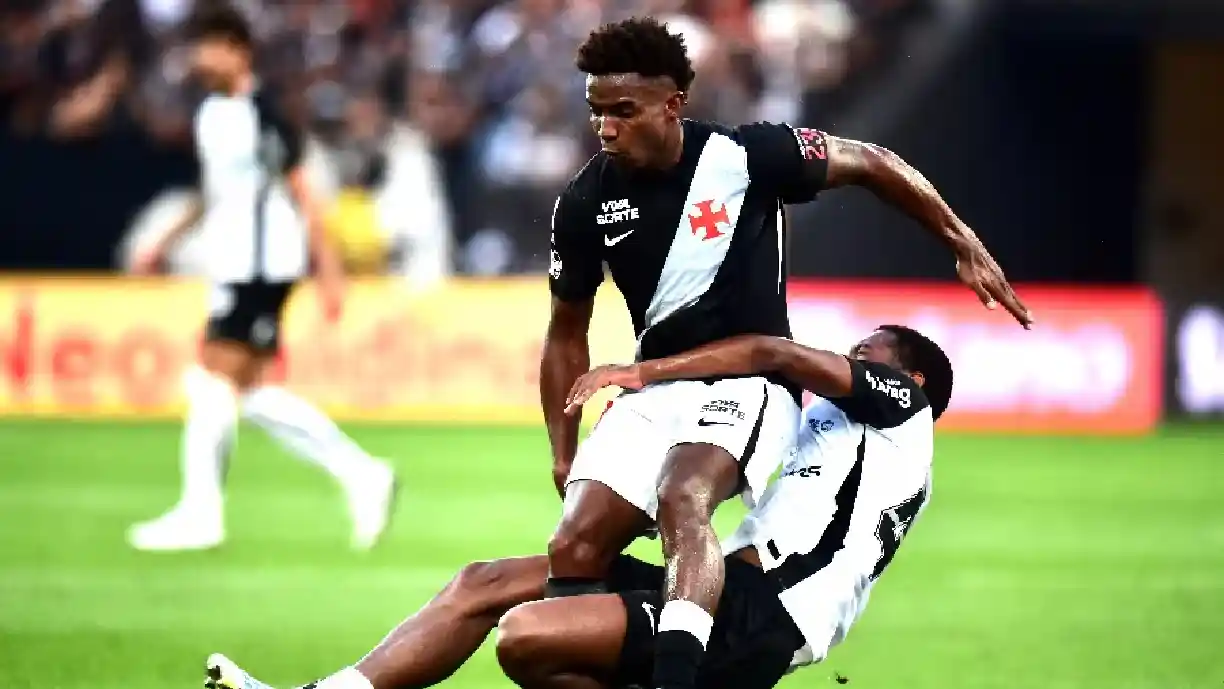 André foi expulso deixanando o Corinthians com um a menos e Fernando Diniz falou sobre a situação - Foto: Alexandre Battibugli/Placar