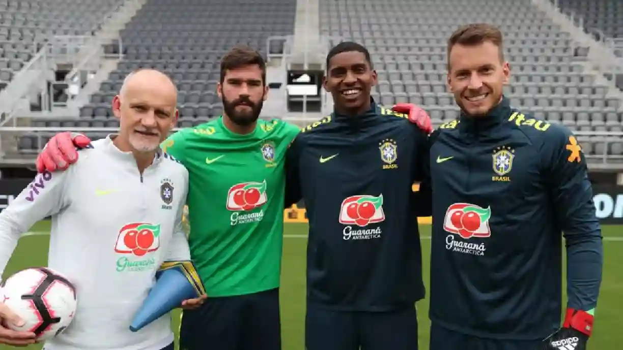 Hugo Souza pode representar o Corinthians na Seleção Brasileira, mas Alisson atualiza sua lesão e previsão de retorno - Foto: Reprodução