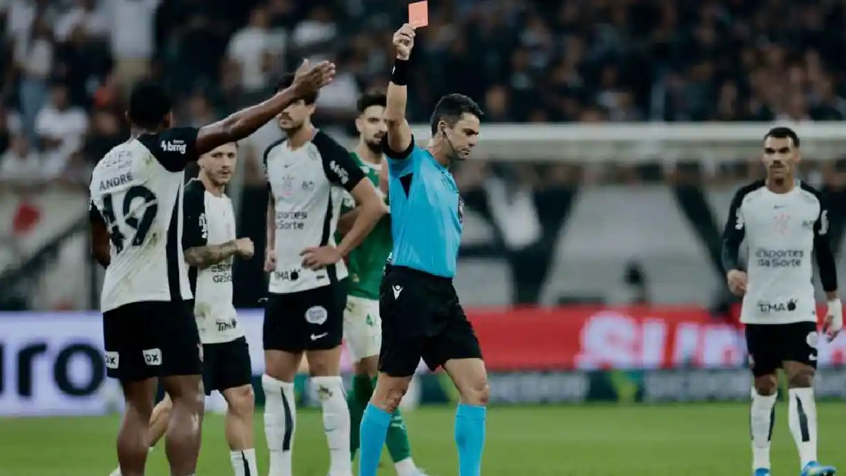 André leva vermelho por gesto obsceno e Corinthians estuda qual punição irá aplicar ao volante - Foto: Reprodução