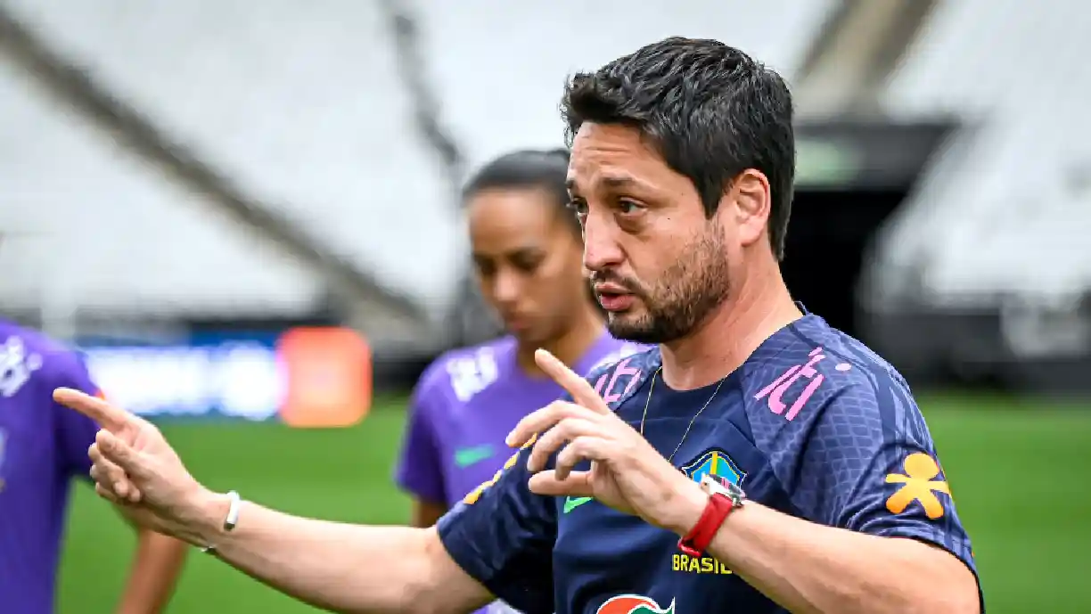 Ex-Corinthians, Arthur Elias explica o motivo de atacante estar fora da lista das Brabas e da Seleção Brasileira - Foto: Nayra Halm/CBF