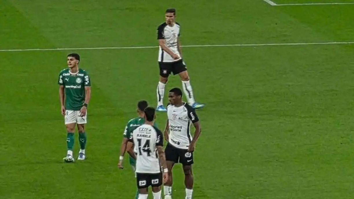 André e Matheuzinho tomams cartão vermelho e o Corinthians foi derrotado pelo Palmeiras na Neo Química Arena - Foto: Reprodução/X - Vessoni