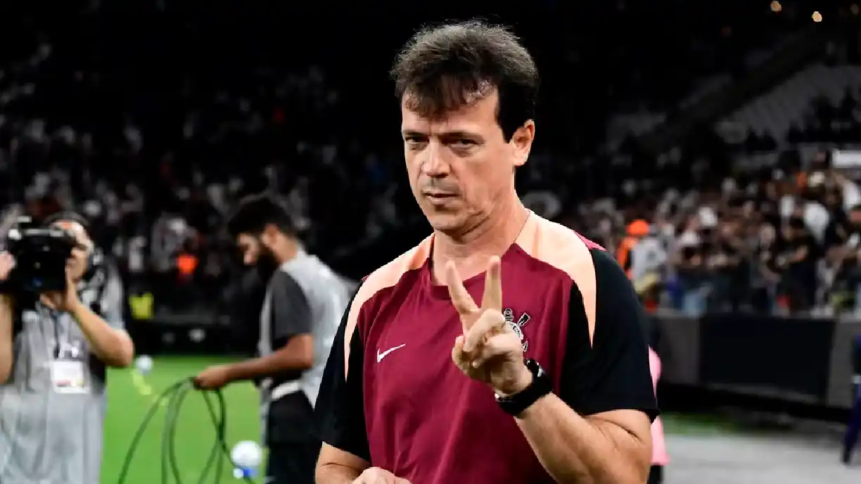 Fernando Diniz iniciou o seu trabalho no Corinthians sem perder e elogia jogadores, torcida e trabalhos de Díaz e Dorival - Foto: Marcos Ribolli