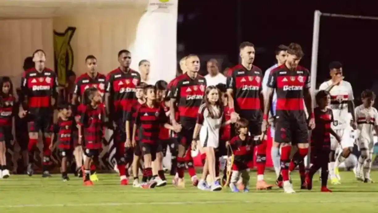 Treinador do Corinthians, Fernando Diniz tem o desejo de contar com jogador do time carioca para a sequência da temporada - Foto: Adriano Fontes/Flamengo