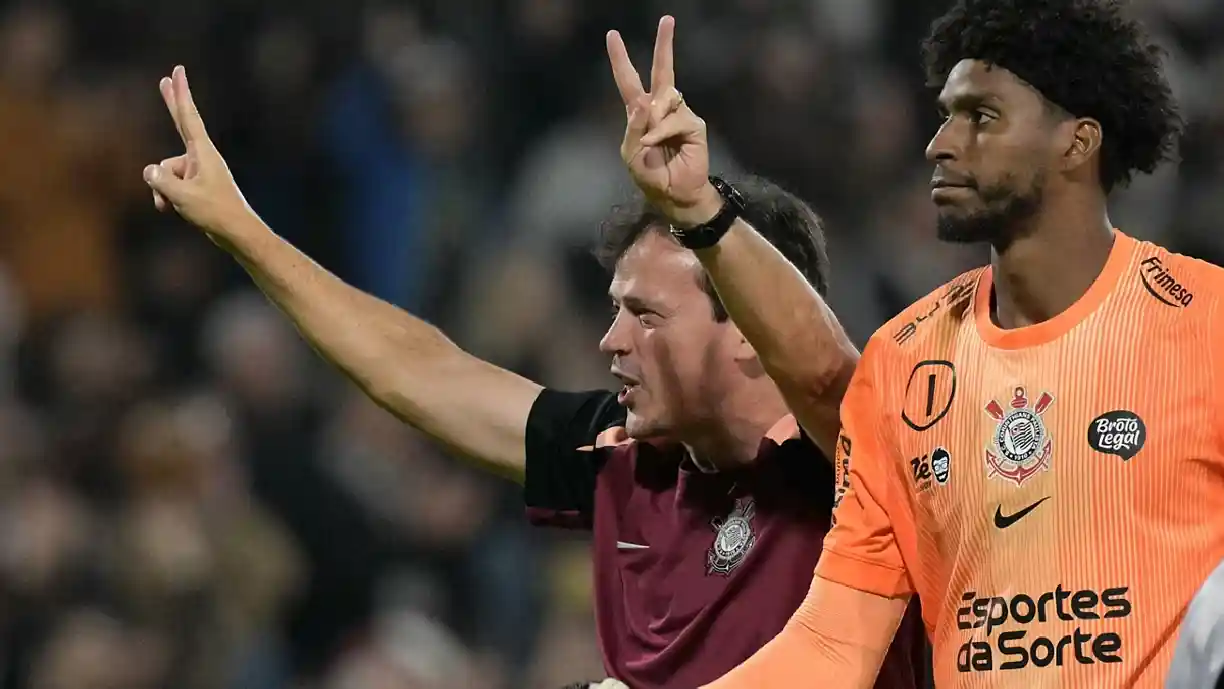 Fernando Diniz pediu reforços para a diretoria do Corinthians de acordo com informações de Samir Carvalho - Foto: Reprodução