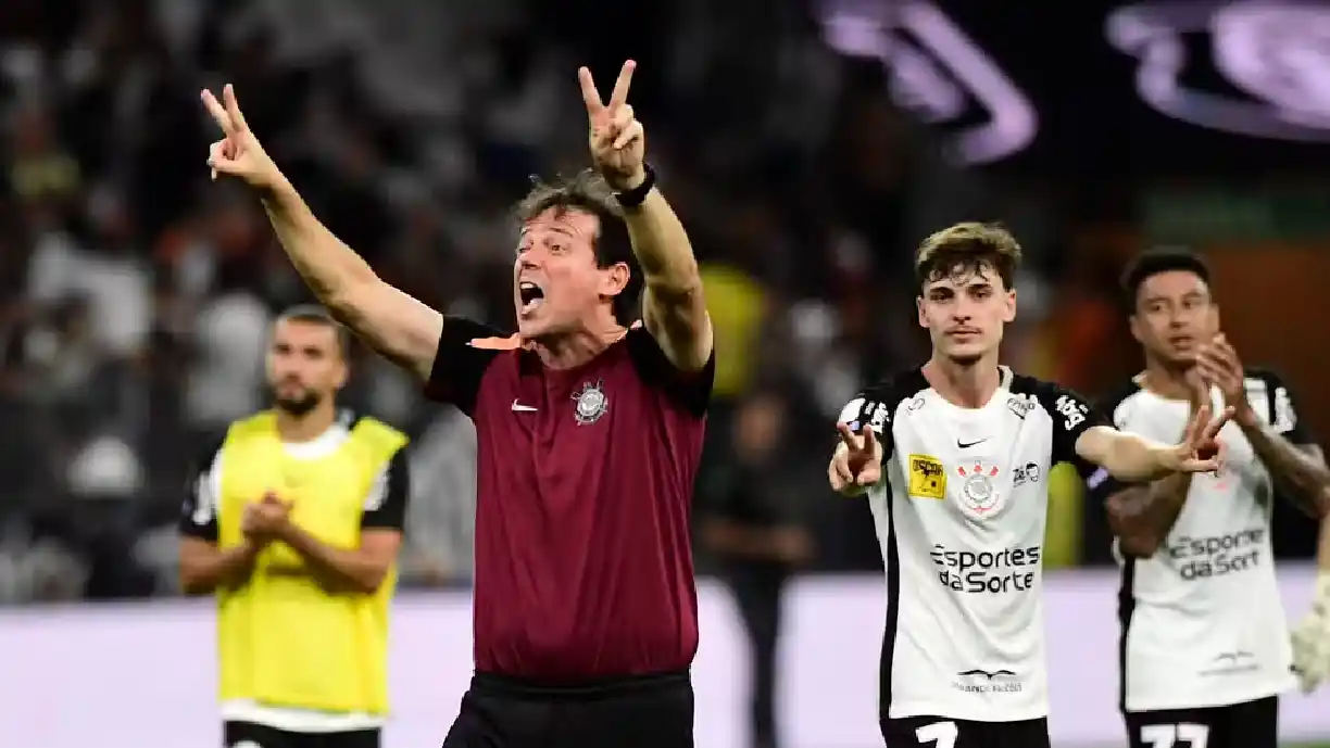 Fernando Diniz quer a permanência de Memphis Depay no Corinthians e elogia o atacante - Foto: Marcos Ribolli