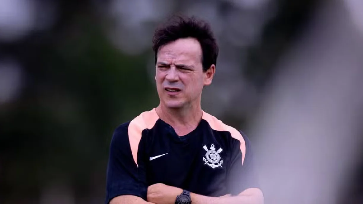 Fernando Diniz defende a permanência de Memphis Depay no alvinegro paulista - Foto: Rodrigo Coca/Agência Corinthians