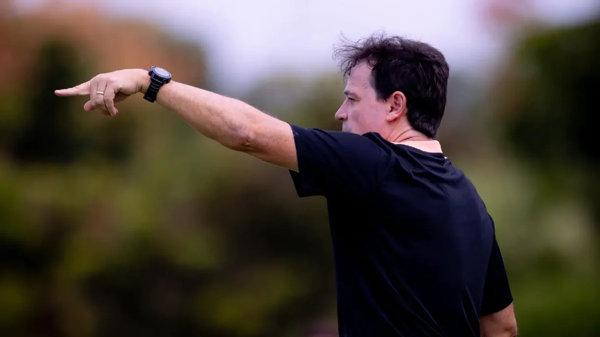 Fernando Diniz deve promover mudanças no ataque contra o Platense devido à ausência de titular nos treinos da semana - Foto: Rodrigo Coca/Agência Corinthians