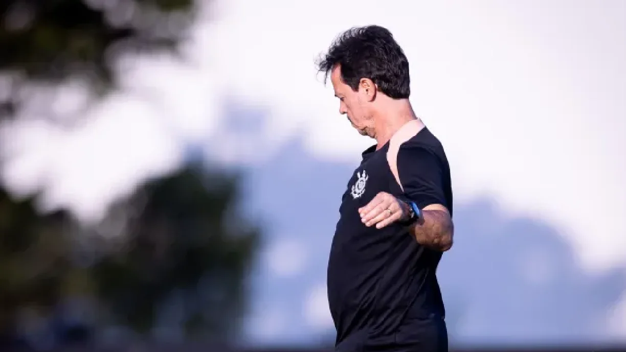 Fernando Diniz tem sido bem recebido pelos jogadores do Timão que ainda estão se adaptando ao seu estilo de jogo - Foto: Rodrigo Coca/Agência Corinthians
