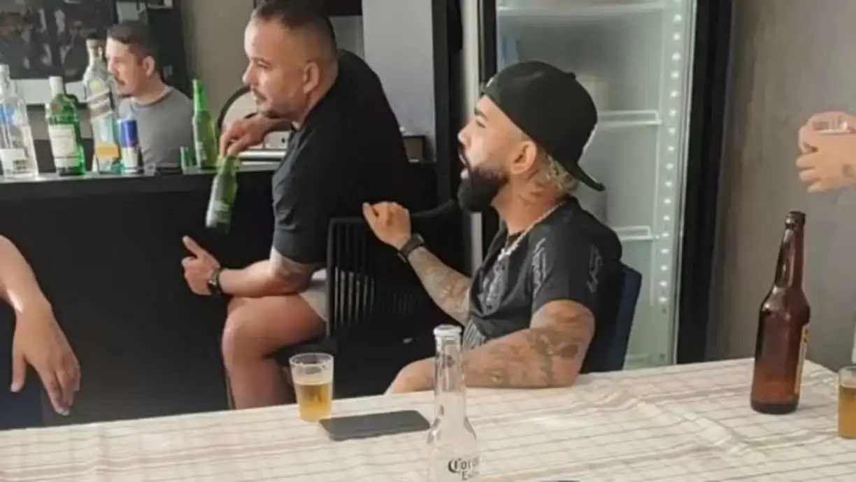 Gabigol vestiu o uniforme do Corinthians em seu dia de folga, enquanto ainda estava atuando pelo Flamengo - Foto: Reprodução