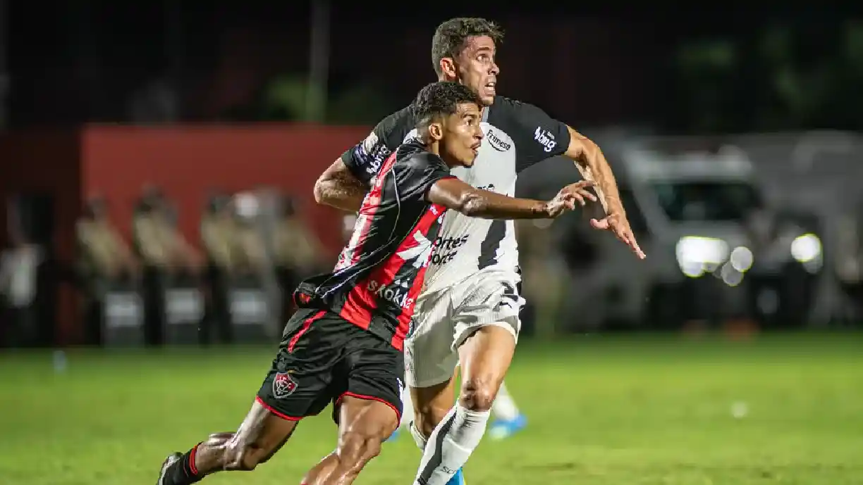 Gabriel Paulista foi um dos jogadores do Corinthians elogiados por Fernando Diniz após empate no Barradão - Foto: Victor Ferreira/EC Vitória