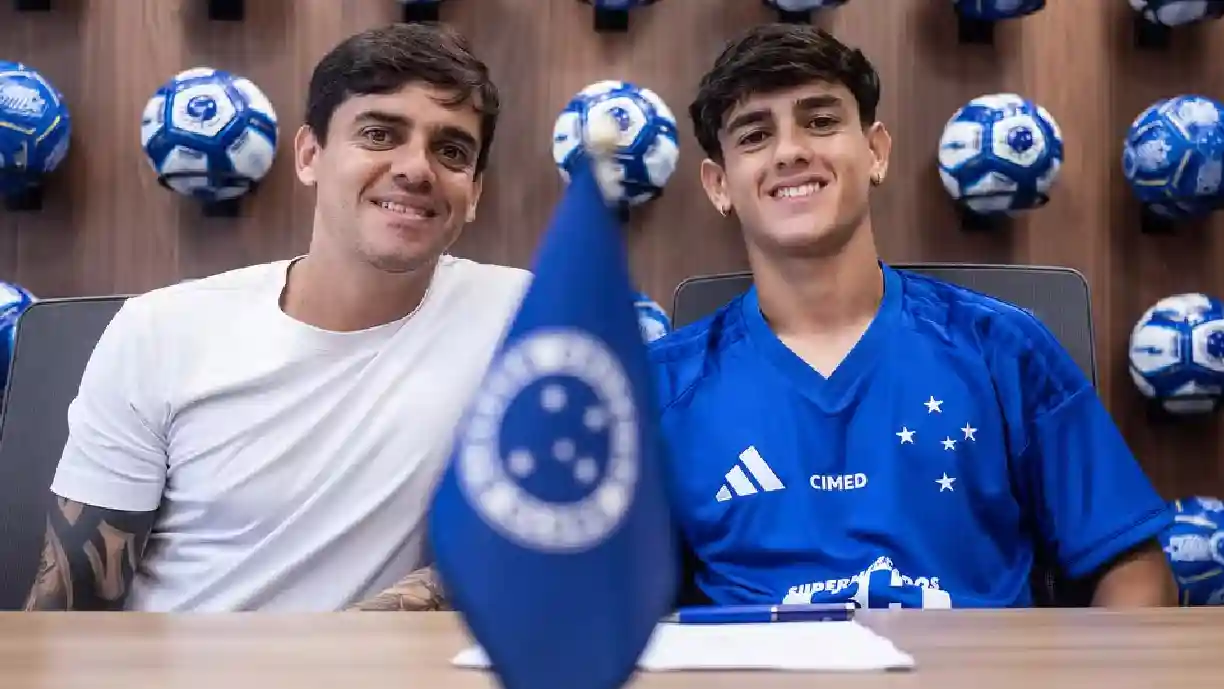 Henrique Lemos com o seu pai ao assinar contrato com a Raposa; Corinthians recebe porcentagem em futura venda - Foto: Gustavo Aleixo/Cruzeiro