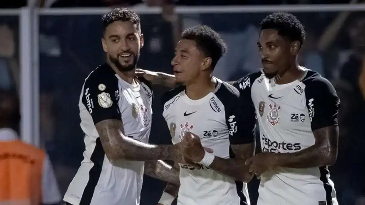 Jesse Lingard comemorou o golaço que marcou no duelo contra o Barra, com Vitinho e Matheus Pereira - Foto: Rodrigo Coca/Agência Corinthians