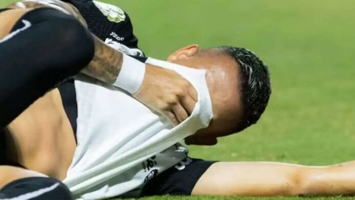 Kayke saiu do gramado do Estádio da Ressacada, com muitas dores no joelho esquerdo - Foto: Reprodução Amazon Prime Video