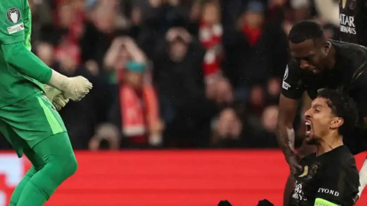 Ex-Corinthians, Marquinhos celebrou a vaga para as semifinais da Liga dos Campeões da Europa, em jogo diante do Liverpool - Foto: FRANCK FIFE / AFP