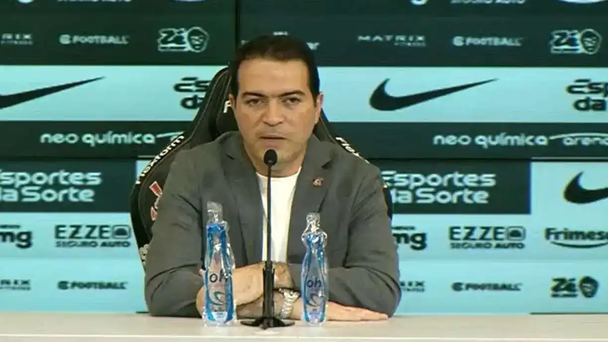 Marcelo Paz comentou sobre a demissão de Dorival Júnior,  na sala de imprensa da Neo Química Arena - Foto: Reprodução/YouTube - Corinthians TV