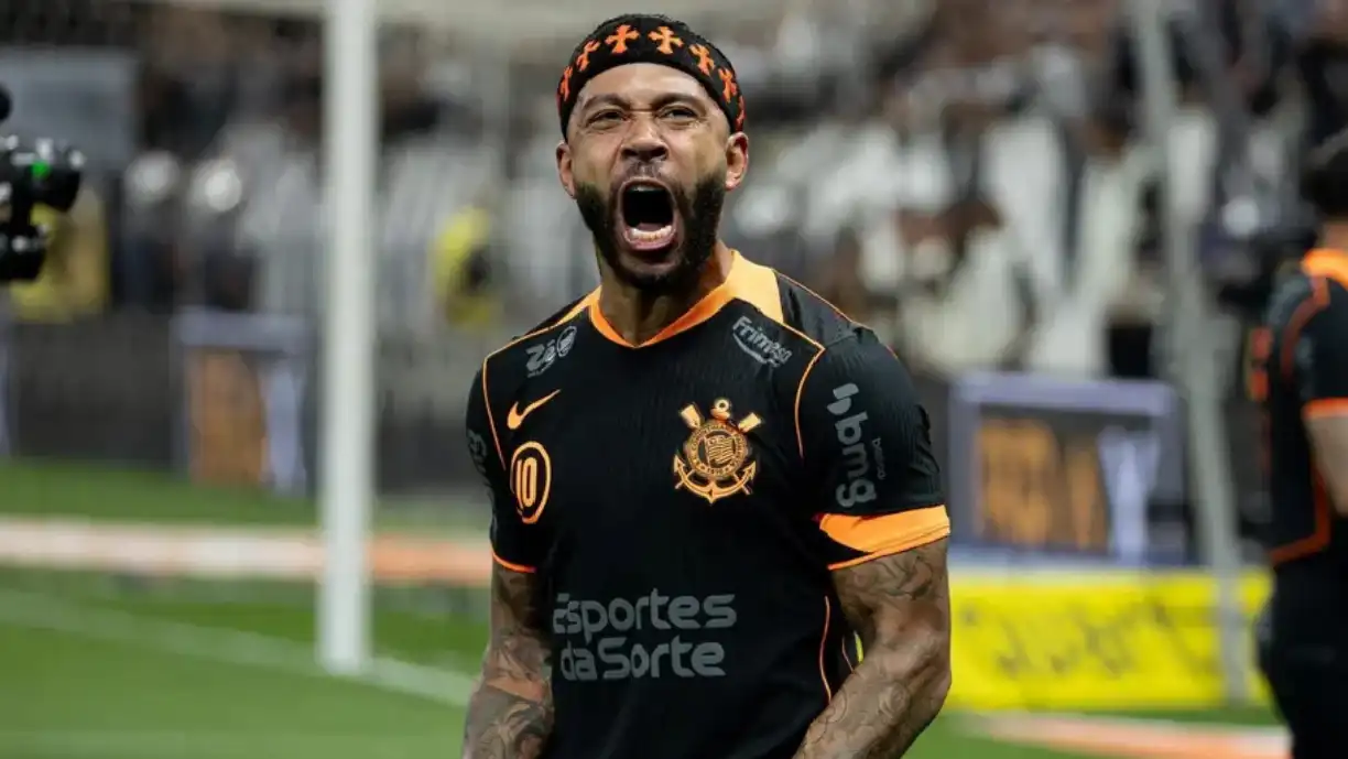 Memphis Depay segue conversando com o Corinthians por uma renovação, mas parte da diretoria é contra -  Foto: Léo Barrilari