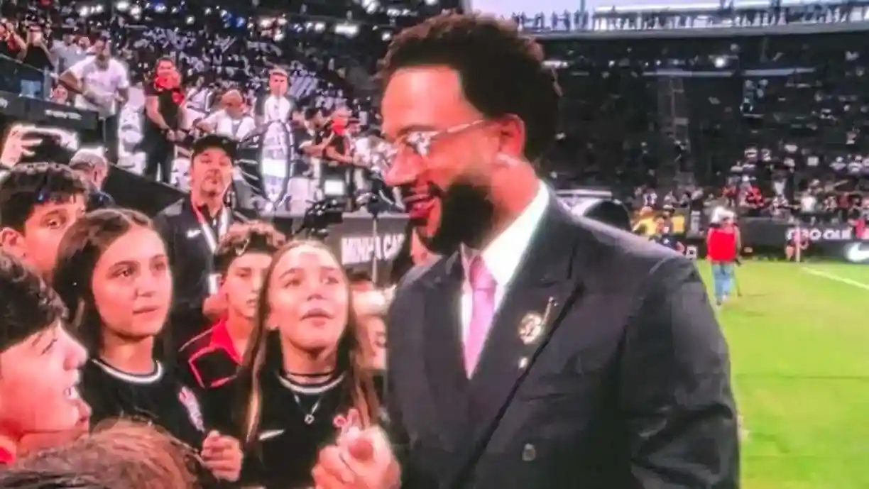 Memphis Depay esteve presente para acompanhar Corinthians x Palmeiras e foi assunto na coletiva de Fernando Diniz - Foto: Reprodução/X - Vessoni