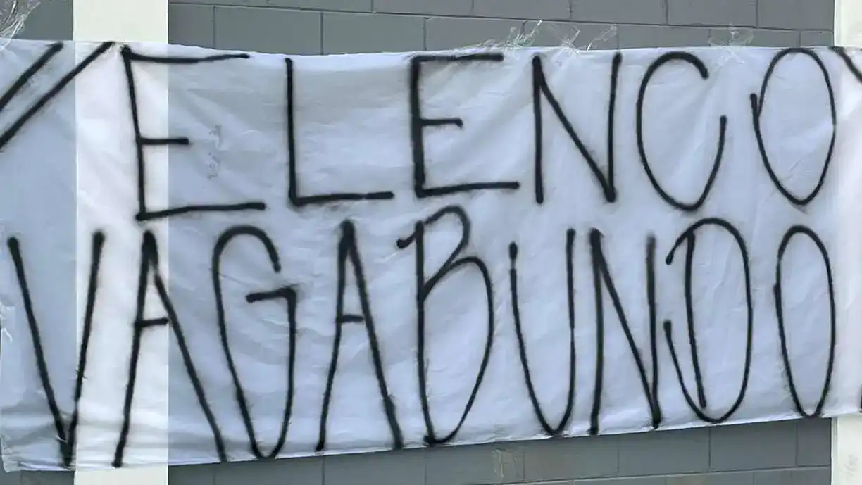 A Gaviões da Fiel esteve presente ontem e hoje no portão onde os jogadores do Corinthians treinam - Foto: Reprodução/UOL Esporte