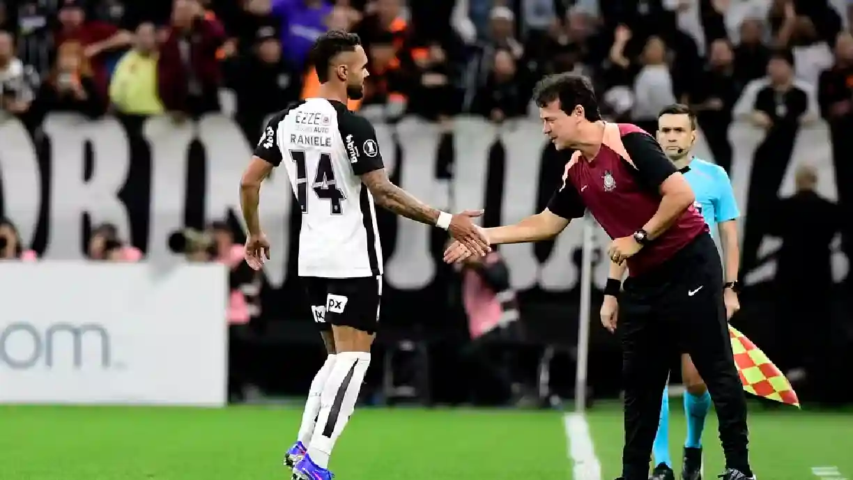Raniele teve conversa com Fernando Diniz antes de jogar como lateral pelo Corinthians - Foto: Marcos Ribolli