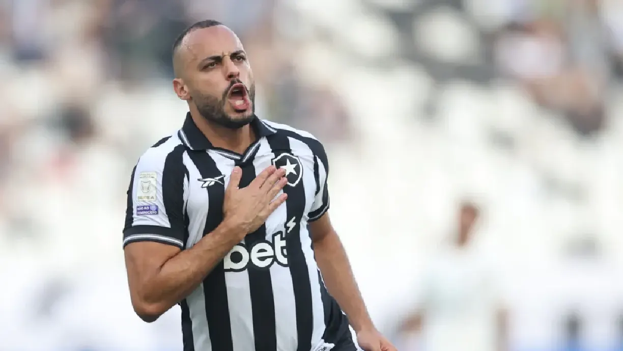 Arthur Cabral não perdoa e marca um hat-trick contra o Corinthians pelo Brasileirão -  Foto: Vitor Silva/Botafogo