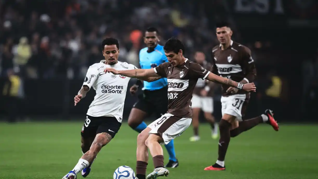 Zapiola aproveitou os erros cometidos pelo Corinthians e garantiu a vitória do Corinthians na Neo Química Arena pela Libertadores - Foto: Redes Sociais/X