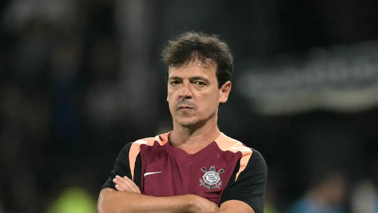 Fernando Diniz identifica problema no Corinthians e coloca estilo ideal para contratação