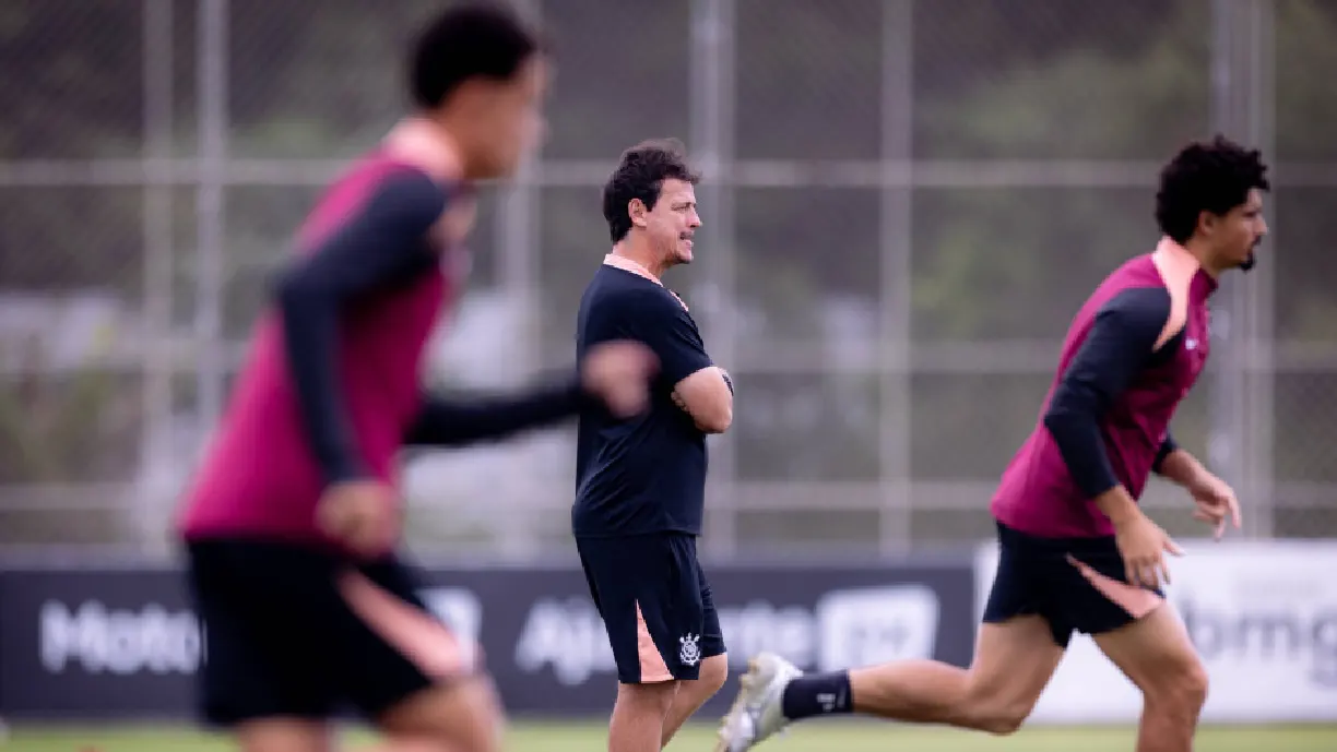 Fernando Diniz observa treino dos atletas do Timão que se preparam para duelo contra o Platense pela Libertadores - Foto: Rodrigo Coca/Agência Corinthians