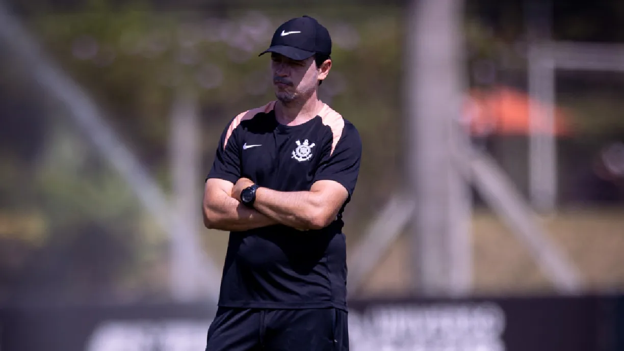 Fernando Diniz observa treino do Timão que finalizou preparação para enfrentar o Platense - Foto: Rodrigo Coca/Agência Corinthians