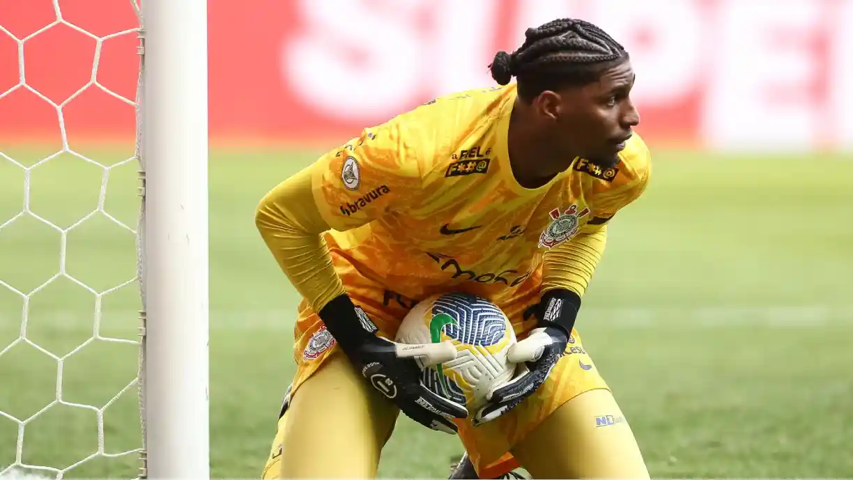 Hugo Souza é especulado em sair do Corinthians, mas ter ficado de fora da lista da Copa do Mundo pode influenciar - Foto: Reprodução