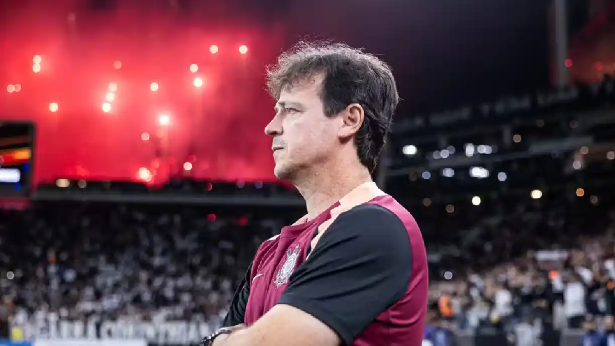 Fernando Diniz não mediu os elogios para atacante do Corinthians e falou sobre sua qualidade dentro e fora de campo - Foto: Jhony Inácio/GE
