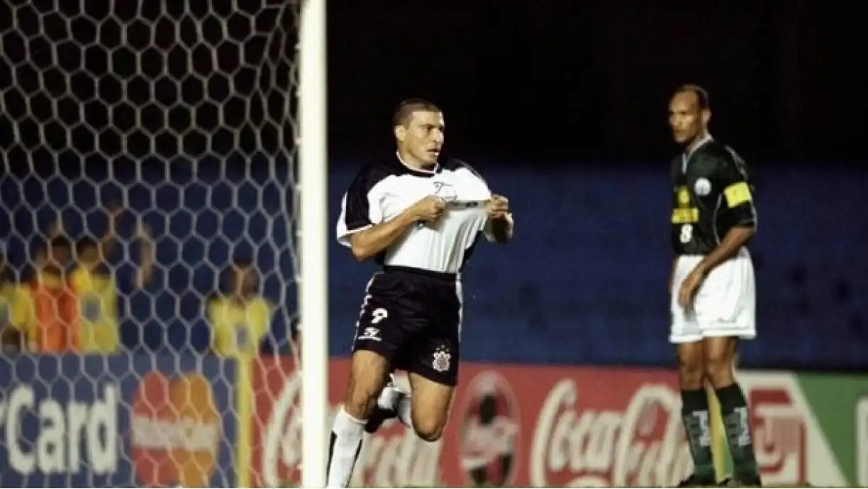 Luizão foi um dos jogadores que fizeram história com o Corinthians ao conquistar o Mundial de 2000 contra o Vasco - Foto: Jogada 10