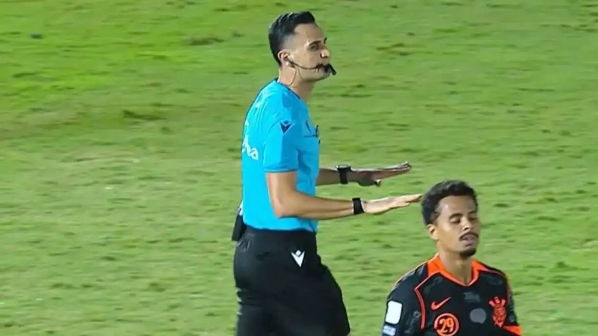O VAR trabalhou no duelo entre Mirassol x Corinthians e a CBF divulgou os áudios de lances polêmicos -  Foto: Reprodução/Premiere FC