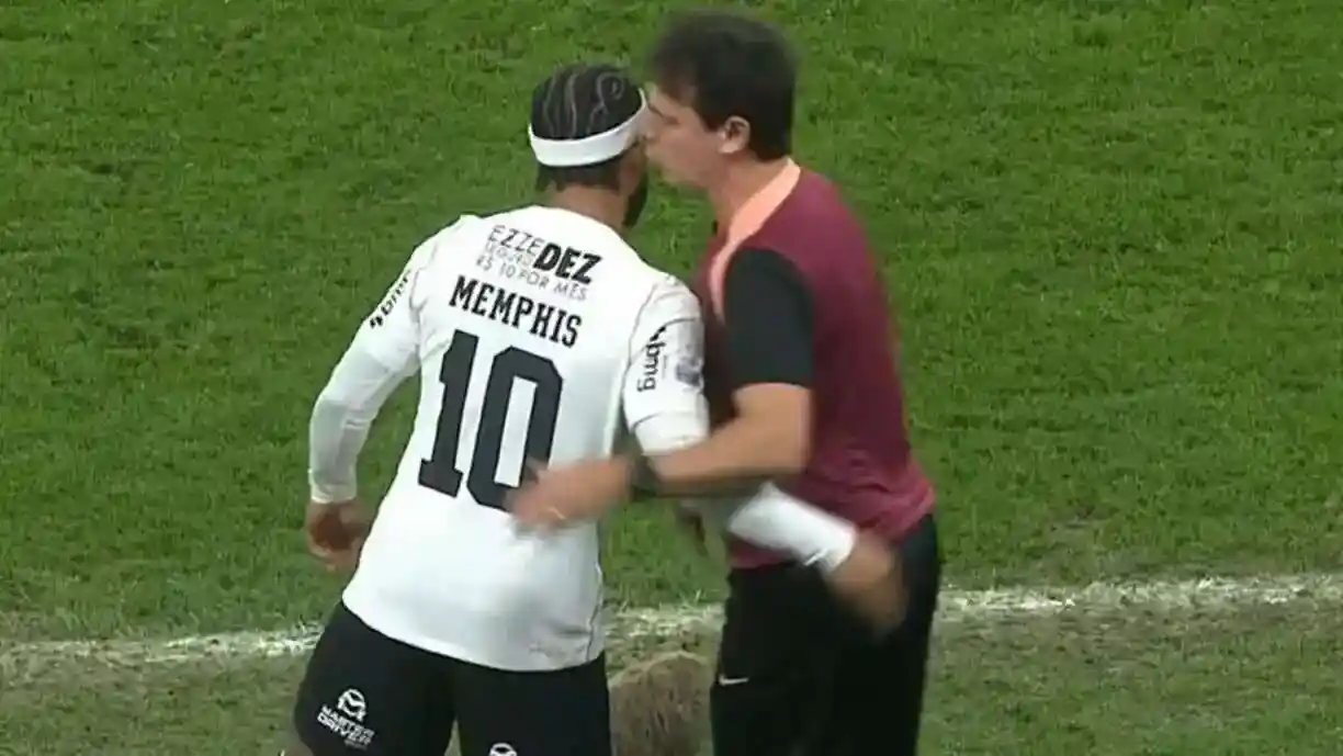 Memphis Depay e Fernando Diniz bateram um papo antes da entrada do camisa 10 em Corinthians e Atlético-MG - Foto: Reprodução/YouTube - Cazé TV