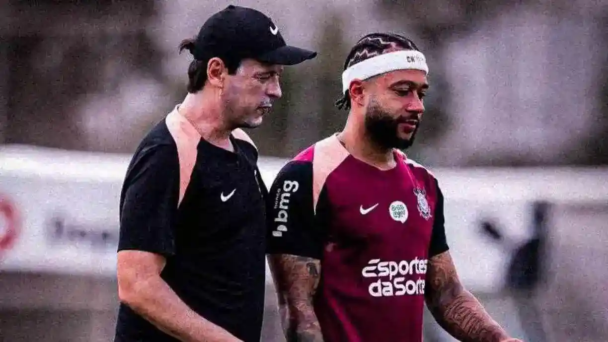 Fernando Diniz falou sobre o comprometimento de Memphis Depay em voltar a jogar - Foto: Rodrigo Coca/Agência Corinthians